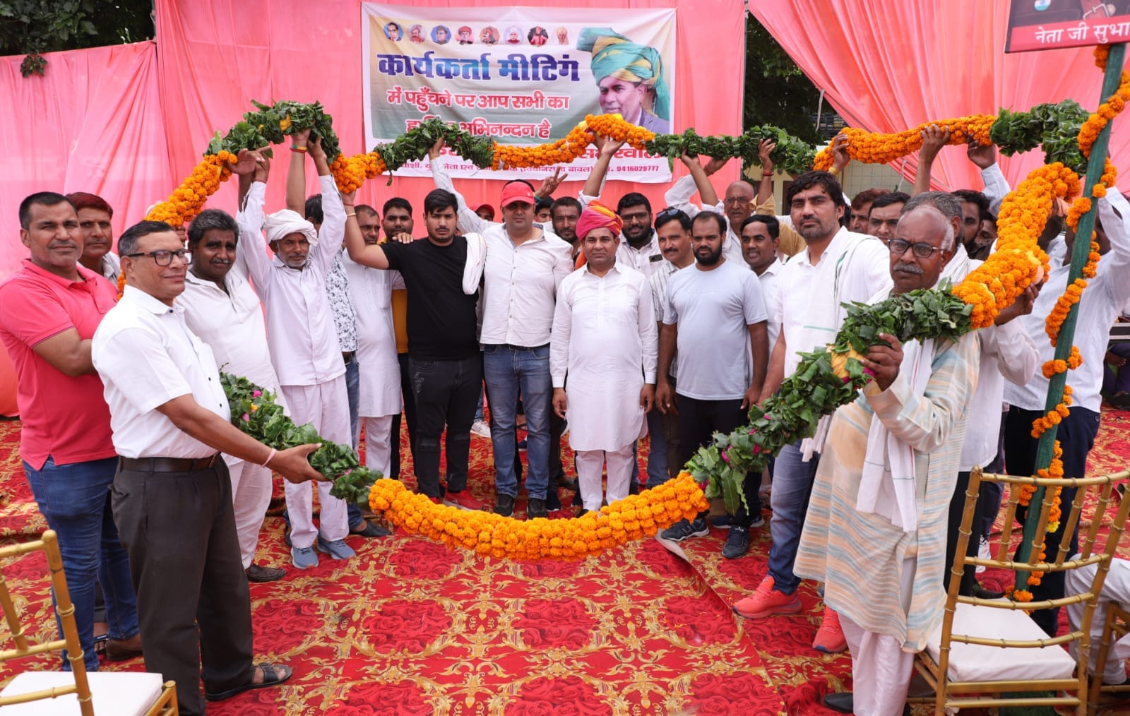 कार्यकर्ता सम्मेलन में श्याम सुंदर सभ्रवाल का बड़ी माला पहनाकर स्वागत करते युवक