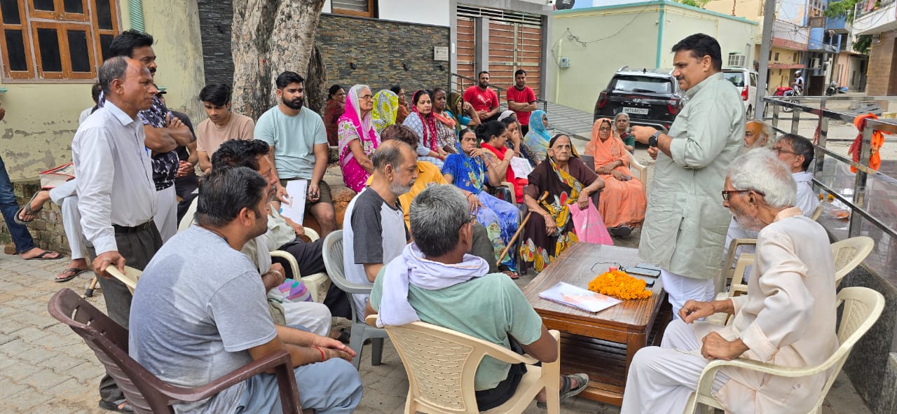 भाजपा के वरिष्ठ नेता डॉ. सतीश खोला ने रेवाड़ी शहर में सघन जन जागरण अभियान चलाया। पंदलीप शास्त्री व उनकी टीम ने पगड़ी वफूल मालाओं से जोरदार स्वागत किया। कार्यक्रम में शंभू शर्मा, सरदार सिंह यादव,जितेंद्र, दयाकिशन गुप्ता, सुधीर स्वामी, रामा गुप्ता, गीता, मोहित सैनी समेत दर्जनों कोलोनीवासी मौजूद रहे। डॉ.सतीश खोला ने बताया कि हरियाणा प्रदेश में प्रधानमंत्री अन्न योजना तथा आयुष्मान कार्ड योजना के 18722162 लाभार्थी है जिनको महीने का राशन तथा पांच लाख रुपयों का इलाज मुफ्त मिलना शुरू हो गया है। उन्होने बताया कि अंबाला जिले में 195958, भिवानी में 231643, दादरी में 90683, फरीदाबाद में 339677, फतेहाबाद में , गुरुग्राम में 180393 हिसार में 334874, झज्जर में 155797, जींद में 242426, कैथल में 209838, करनाल में 281666, कुरुक्षेत्र में 180051, महेंद्रगढ़ में 166937, मेवात में 248271, पलवल में 221505, पंचकूला में 79517, पानीपत में 237391, रेवाड़ी में 155956, रोहतक में 179075, सिरसा में 264029, सोनीपत में 249129, यमुनानगर में 239150 पीले व गुलाबी कार्ड बने हैं जिनके 1,87,22, 162 लाभार्थी है। डॉ.सतीश खोला ने कहा मुख्यमंत्री श्री नायब सैनी, पूर्व मुख्यमंत्री श्री मनोहर लाल तथा प्रधानमंत्री श्री नरेंद्र मोदी ने गरीबी देखी है। इनकी सोच गरीबों को गरीबी रेखा से ऊपर उठाने की है, इसलिए गरीबों के हितों की योजनाओं पर ज्यादा फोकस करते हैं। उन्होंने बताया की एक लाख अस्सी हज़ार से कम आमदनी वाले परिवार का बीपीएल कार्ड बनता है। फिर वह परिवार राशन आयुष्मान कार्ड, मुख्यमंत्री विवाह शगुन योजना, डॉ. भीमराव अंबेडकर आवास नवीनीकरण योजना, मुख्यमंत्री आवास योजना , सोलर योजना के लिए स्वत: पात्र हो जाता है। उन्होंने बताया कि एक अगस्त से रेवाड़ी जिले में 2497 नए बीपीएल कार्ड बने है जिनके 8370 लाभार्थी है जिनको इस योजना का लाभ मिलना शुरू हो गया है । अभी सोलर योजना का भी काम शुरू हो गया है जिले के लगभग डेढ़ लाख परिवार इसका लाभ ले सकते है : सतीश खोला