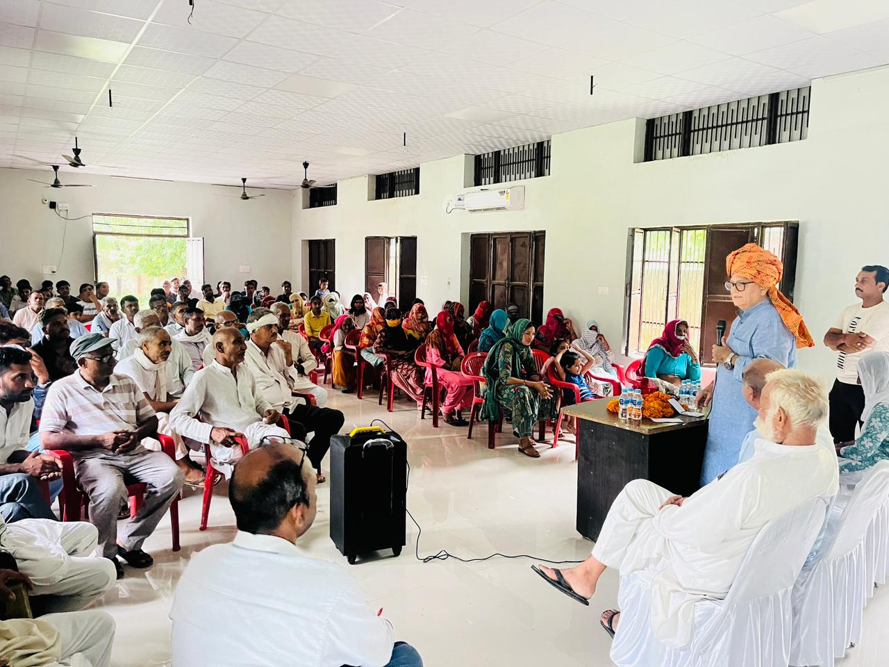 एनजेपी हरियाणा, रेवाड़ी: अपने बयानों के कारण अक्सर सुर्खियों में रहने वाले हरियाणा कांग्रेस के वरिष्ठ नेता कैप्टन अजय सिंह यादव ने आज एक बार फिर टिकट वितरण की व्यवस्था पर राहुल गांधी का दृष्टिकोण स्पष्ट किया। कप्तान ने कहा कि राहुल गांधी, मेरिट के आधार पर टिकट वितरण के पक्ष में है। किसी व्यक्ति विशेष के कहने पर टिकटों का वितरण नहीं होगा। कप्तान ने कहा कि अगर मेरिट के आधार पर टिकट दी तो कांग्रेस 70 पार होगी। आज 17 अगस्त को घर-घर कांग्रेस और हरियाणा मांगे हिसाब कार्यक्रम के तहत कैप्टन यादव रेवाडी विधानसभा के विभिन्न गांवों में जनसम्पर्क कर रहे थे। चुनाव आयोग द्वारा हरियाणा में विधानसभा चुनाव की तारीखों का एलान करने का कांग्रेस के पूर्व मंत्री कैप्टन अजय सिंह यादव ने स्वागत किया। उन्होंने कहा कि प्रदेश की जनता भाजपा सरकार से तंग आ चुकी है और चुनाव का बेसब्री से इंतजार कर रही थी। लोकतंत्र के महापर्व में बढचढ कर हिस्सा लेना चाहिए और हर व्यक्ति को अपने मत का प्रयोग अवश्य करना चाहिए। कैप्टन अजय सिंह यादव ने कहा कांग्रेस पार्टी के 10 वर्ष के शासनकाल में किए गए कार्य और भाजपा के 10 वर्ष के शासनकाल में किए गए कार्य को देखते हुए जनता को अपने मत का प्रयोग करना चाहिए। कांग्रेस पार्टी ने मेरिट के आधार पर अपने उम्मीदवारों को उतारा तो कांग्रेस पार्टी 70 से ज्यादा सीटें जीतकर प्रदेश में सरकार बनाएगी। घर घर कांग्रेस और हरियाणा मांगे हिसाब के तहत आज कैप्टन अजय सिंह यादव रेवाडी विधानसभा के गांव माजरा गुरदास, भूडला व बाम्बड में जनसम्पर्क कर रहे थे। कैप्टन अजय सिंह यादव ने कहा कि केंद्र की एनडीए सरकार भी बैसाखियों पर बैठी है जिसको नितिश कुमार व चंद्रबाबू नायडू चला रहे हैं। अभी हाल ही में बजट में देख लिया कि केंद्रीय वित मंत्री ने बजट कि बजाय सरकार बचाओ योजना पेश की थी, जिसमें हजारों करोड रूपये बिहार व आंध्र प्रदेश में दिया था। यादव ने कहा विनेश फौगाट के साथ जो हुआ उसको कभी भी नही भुलाया जा सकता। खेल मंत्री ने थोडी सी भी कोशिश नही कि उनको ओलंपिक गेम में पंहूचना चाहिए था। यह सिर्फ विनेश फोगाट नही बल्कि पूरे देश का अपमान हुआ है। कैप्टन अजय सिंह यादव ने कहा पिछले 5 साल में विधायक रहते हुए चिरंजीव राव ने विधायक कोटे का पाई पाई विधानसभा में लगा दिया है। लेकिन बडे दुख की बात है भाजपा सरकार ने रेवाडी के साथ भेदभाव किया और कोई भी बडी परियोजना रेवाडी को नही दी। आज भी रेवाडी धारूहेडा का बस स्टैंड का निमार्ण नही करवाया, धारूहेडा के गंदे पानी का समाधान नही करवाया गया, मसानी बैराज को ड्रेन नंबर 8 में नही जोडा गया, हर्बल पार्क की दुर्दशा हो गई है, काॅलेज की बिल्डिंग आज तक नही बनी, राम सिंह पुरा में कुडे का ढेर लगा हुआ है, रेवाडी नगर परिषद भष्ट्राचार का अडडा बन चुका है। विधायक चिरंजीव राव ने पिछले 5 साल में विधानसभा की सभी समस्याओं को जोरशोर से उठाया है। मंहगाई, बेराजगारी, भष्ट्राचार से लोग परेशान हो गए हैं। अगनीवर योजना से अहीरवाल के युवाओं को घहरा झटका लगा है। हमारे यहां के युवा दिन रात मेहनत करके फौज में भर्ती होकर देश की सेवा करते थे लेकिन भाजपा सरकार ने युवाओं से यह हक भी उनसे छीन लिया है। मौजूदा भाजपा सरकार से हर वर्ग तंग आ चुका है। इसलिए प्रदेश की जनता ने भाजपा सरकार को बदलने का मन बना लिया है। हरियाणा में कांग्रेस पार्टी की सरकार बनने पर 300 युनिट बिजली फ्री दी जाएगी, रसोई गैस सिलेंडर 500 रूपये में दिया जाएगा, पुरानी पेंशन स्कीम लागू की जाएगी, 2 लाख सरकारी पदों पर हरियाणा के युवाओं को रोजगार दिया जाएगा, जन विरोधी पोर्टलों को बंद किया जाएगा, बीसी क्रीमी लेयर की आय सीमा बढाकर 10 लाख रूपये की जाएगी। इसलिए आगामी 1 अक्टूबर को चिरंजीव राव को भारी बहूमत से जीताने का कार्य करें। आप वोट एक डालोगे और काम करने वाले आपको 2 मिलेगें। उसके बाद कैप्टन अजय सिंह यादव गांव फिदेडी भी पंहूचे, जहां उन्होंने गौरक्षक सोनू को अपनी श्रद्वांजलि अर्पीत की और उनके परिजनों को अपनी सांत्वना प्रकट की। उन्होंने बताया कि वे राजनीतिक कार्यों के चलते महाराष्ट्र गए हुए थे इसलिए वे अब फिदेडी पहुंचे हैं।