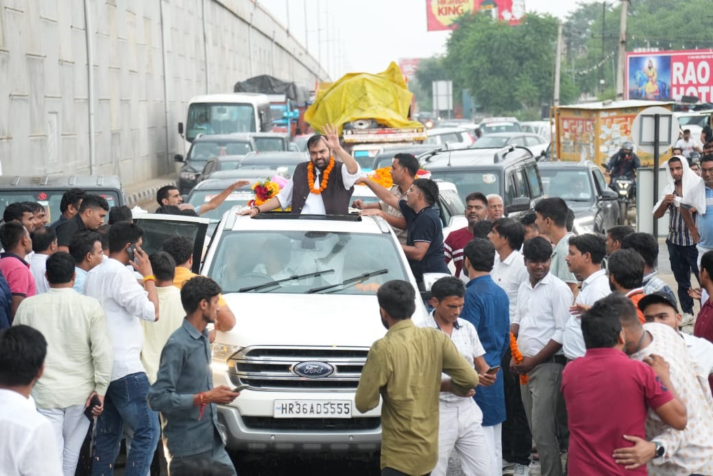 रेवाड़ी पहुंचने पर चिरंजीव राव का हुआ जोरदार स्वागत सैकड़ो की संख्या में गाड़ियों के काफिले के साथ कापड़ीवास पहुंचकर लोगों ने किया स्वागत 9 सितंबर को करेंगे नामांकन पूर्व मुख्यमंत्री चौधरी भूपेंद्र सिंह हुड्डा करवाएंगे विधायक चिरंजीव राव का नामांकन रेवाड़ी। कांग्रेस पार्टी ने अपनी पहली सूची जारी कर दी है जिसमें चिरंजीव राव लगातार दूसरी बार रेवाड़ी से कांग्रेस के प्रत्याशी चुने गए हैं। कांग्रेस पार्टी की दोबारा टिकट मिलने पर चिरंजीव राव के कार्यकर्ताओं में भरपूर जोश है हजारों की संख्या में कार्यकर्ताओं ने कापड़ीवास पहुंचकर चिरंजीव राव का स्वागत किया। चिरंजीव राव ने कहा कांग्रेस पार्टी ने दोबारा मुझ पर विश्वास दिखाया है इसके लिए मैं शीर्ष नेतृत्व का आभार व्यक्त करता हूं। उन्होंने कहा कि 9 सितंबर को पूर्व मुख्यमंत्री चौधरी भूपेंद्र सिंह हुड्डा की अगुवाई में और मेरे पिता पूर्व मंत्री कैप्टन अजय सिंह यादव की उपस्थिति में नामांकन भरा जाएगा। भाजपा प्रत्याशी पर प्रतिक्रिया देते हुए चिरंजीव राव ने कहा भाजपा के नेताओं ने ही बता दिया कि भाजपा प्रत्याशी बाहरी है, भाजपा प्रत्याशी के खिलाफ भाजपा के नेता ही सड़कों पर उतर रहे हैं। कोसली की जनता ने नकार दिया तो रेवाड़ी की जनता को थोपा जा रहा है। लेकिन रेवाड़ी की जनता बहुत समझदार है और अपना भला बुरा समझती है। चिरंजीवी राव ने दावा किया कि हरियाणा प्रदेश में कांग्रेस पार्टी 70 से ज्यादा सीटें जीतकर अपनी सरकार बनाने जा रही है। उन्होंने रेवाड़ी की जनता से अपील की ज्यादा से ज्यादा मतों से उनको जीताए ताकि रेवाड़ी के विकास का पहिया जो पटरी से उतर चुका है उसको दोबारा से पटरी पर चढ़ाया जा सके। विधायक चिरंजीव राव ने कहा कांग्रेस पार्टी महंगाई बेरोजगारी और भ्रष्टाचार के मुद्दों पर चुनाव लड़ रही है।