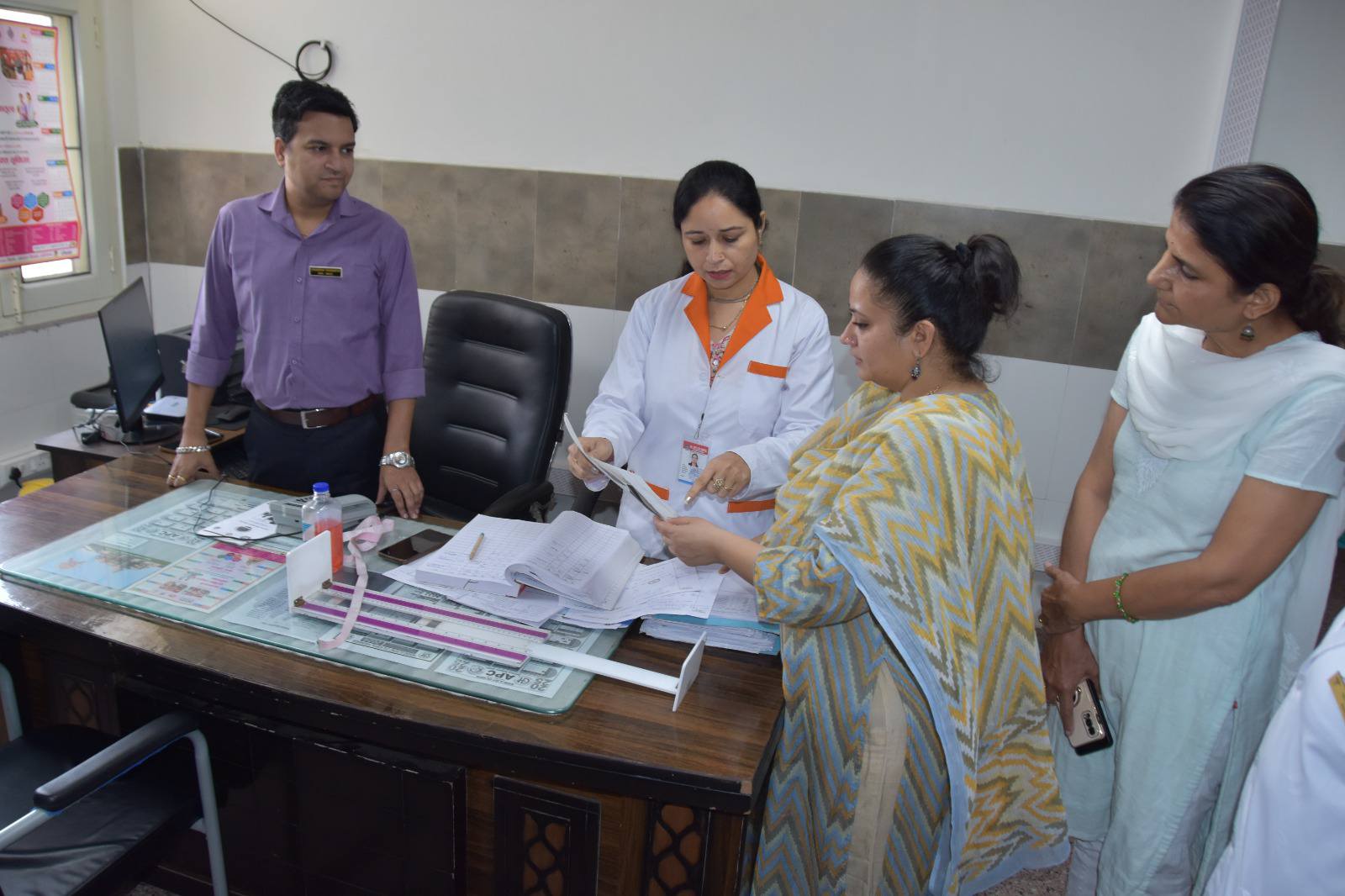 स्वास्थ्य मंत्री आरती राव आज औचक निरिक्षण के लिए यमुनानगर के सिविल अस्पताल में पहुंच गई । अचानक स्वास्थ्य मंत्री के पहुंचने से डॉक्टर एवं स्टाफ में हड़कंप मच गया। अस्पताल की हालत देख कर स्वास्थ्य मंत्री ने वहां अधिकारीयों और स्टाफ मेंबर्स को जमकर फटकार लगाई। जब स्वास्थ्य मंत्री को यह बताया गया कि अस्पताल की 2 साल के अंदर ही 6 बार बिल्डिंग की टाइल्स गिर चुकी है जिससे कई लोगों को चोटे भी आई है। तो नाराज मंत्री ने सीधा SC हेल्थ को फोन लगाते हुए उन्हें यमुनानगर सिविल हॉस्पिटल में पहुंच कर रिपोर्ट बना कर पेश करने के आदेश दे दिए। स्वास्थ्य मंत्री ने अस्पताल की साफ़ सफाई पर भी वहां मौजूद अधिकारीयों की खूब क्लास लगाई । टॉयलेट्स की खराब हालत देखकर उन्होंने मौजूद स्टाफ का पूरा डाटा मंगवाया। रिकॉर्ड के मुताबिक, 40 में से सिर्फ 14 सफाई कर्मचारी ही ड्यूटी पर थे, बाकी अन्य कार्यों में लगे हुए पाए गए। इस पर मंत्री ने सख्ती दिखाई और पूरे मामले की जांच के आदेश दे दिए। ये वीडियो देखिये बाद में आरती राव ने पत्रकाओं से बातचीत की, उन्होंने पहलगाम आतंकी हमले की कड़ी शब्दों में निंदा की है। उन्होंने कहा की आतकवादियों कोण पनाह दे रहा है ये जानना किये , देश के प्रधानमंत्री नरेंद्र मोदी आतंकियों को कड़ा सबक सिखाएंगे।