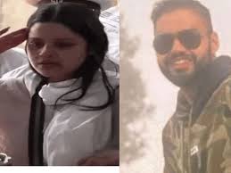 जिस भाई ने मुझे कभी आग के पास नहीं जाने दिया, उसी को मैंने अग्नि दी। जिसने मुझे रोते नहीं देखा, आज जब मैं रो रही हूं... वो पास नहीं है, मुझे चुप कराने के लिए।" श्रद्धांजलि सभा में अपने वीर भाई शहीद लेफ्टिनेंट विनय नरवाल की याद में बहन सृष्टि नरवाल ने जो कुछ कहा उसने पुरे माहोल को ग़मगीन कर दिया। यह वही विनय थे, जिनकी शादी को महज सात दिन ही हुए थे, जब जम्मू-कश्मीर के पहलगाम में 22 अप्रैल को हुए आतंकी हमले में उन्हें गोली मार दी गई। करनाल के डॉ. मंगलसेन ऑडिटोरियम में रविवार को विनय नरवाल की श्रद्धांजलि सभा आयोजित की गई। इस मौके पर विनय के दादा हवा सिंह, माता-पिता, पत्नी हिमांशी और बहन सृष्टि सहित सैकड़ों लोग मौजूद थे। मंच पर विनय की तस्वीर सजी थी, जिसे देख पत्नी हिमांशी और बहन सृष्टि दोनों ही भावुक हो गईं। रस्म पगड़ी के समय हिमांशी खुद को संभाल नहीं पाईं और ससुर राजेश नरवाल ने उन्हें ढाढ़स दिया। दादा हवा सिंह और पत्नी हिमांशी ने विनय की फोटो को सैल्यूट किया। हिमांशी की आंखों में वही अधूरे सपने थे, जो एक नई दुल्हन बनने के बाद अभी पूरे भी नहीं हुए थे। सभा के दौरान बहन सृष्टि ने अपने दिल की वो बातें कही, जो हर किसी की आंखें नम कर गईं। उन्होंने कहा कि विनय बचपन से ही कारगिल और LOC पर बनी फिल्में देखता था और कहता था, "तेरा भाई भी एक दिन तिरंगे में लिपटा आएगा।" मैं उसे डांट देती थी, लेकिन अब ये सच हो गया। उन्होंने कहा, "जिस भाई ने पटाखों की आवाज़ से मुझे डरते देखा और खुद ढक कर रखा, उसी भाई की अंतिम सलामी की गूंज आज तक कानों में गूंज रही है।" सृष्टि ने याद किया कि कैसे विनय को सरप्राइज देना पसंद था। जब भी छुट्टी पर आता, बिना बताए रात को दादी-दादा के बीच सो जाता और सुबह जब उनकी आंख खुलती, तो विनय उनके बीच होता। वो कहती हैं, "अब ऐसा कोई सरप्राइज नहीं मिलेगा।" उन्होंने कहा, "चूरमा उसका फेवरेट डिश था। पहले मां बनाकर खिलाती थीं, फिर वो हमें बनाकर खिलाता था। मैंने वादा किया था कि उसके बच्चों को मैं चूरमा खिलाऊंगी, पर किस्मत ने कुछ और ही लिख दिया।" कार्यकर्म में हिमांशी, जो अपने पति विनय के चले जाने के बाद हर दिन टूट रही हैं, आज मंच पर मौन थीं—गहराई से भरी चुप्पी में डूबीं। कुछ दिन पहले, विनय के जन्मदिन पर उन्होंने एक ब्लड डोनेशन ड्राइव के दौरान कहा था, "मैं किसी के प्रति कोई नफरत नहीं चाहती, जो हो रहा है। मुसलमानों या कश्मीरियों के खिलाफ लोग जा रहे हैं, हम ऐसा नहीं चाहते। हम शांति चाहते हैं। बेशक हम न्याय चाहते हैं, जिन लोगों ने उनके साथ गलत किया है, उन्हें सजा मिलनी चाहिए। हम सब आज विनय की याद में खून दान कर रहे हैं।" हिमांशी के इस बयान के बाद उन्हें सोशल मीडिया पर भारी ट्रोलिंग का सामना करना पड़ा था । लेकिन आज जब वही हिमांशी अपने वीर पति की तस्वीर के सामने ग़म में झुकी हुई बैठी थीं, तो उनका मौन सब कुछ कह रहा था। कार्यक्रम में मुख्यमंत्री नायब सैनी की पत्नी सुमन सैनी, विधानसभा स्पीकर हरविंद्र कल्याण, कांग्रेस नेता और नौसेना के अफसर भी शामिल हुए। सुमन सैनी ने विनय की तस्वीर पर पुष्प चढ़ाए और हिमांशी के सिर पर हाथ रखकर उन्हें हिम्मत दी। उन्होंने कहा, "हर घर में विनय जैसा बेटा हो।" सभा में वो पल भी गर्व महसूस करने वाला रहा जब एक युवक गन्नौर के गांधीनगर से 110 किलोमीटर दौड़कर विनय को श्रद्धांजलि देने पहुंचा। बता दें मुख्यमंत्री की ओर से शहीद विनय के परिवार को 50 लाख रुपये की आर्थिक सहायता और एक सदस्य को सरकारी नौकरी देने की घोषणा की गई है। लेकिन ये मदद उस खालीपन को नहीं भर सकती जो विनय के जाने से पूरे परिवार में पैदा हो गया है। लेफ्टिनेंट विनय नरवाल सिर्फ एक सैनिक नहीं, एक भाई, एक बेटा, एक पति और एक सपना थे—जो देश के लिए कुर्बान हो गया। आज पूरा देश उन्हें सलाम कर रहा है। विनय नरवाल अमर हैं… और अमर ही रहेंगे।