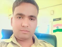 घनश्याम प्रजापति हरियाणा में नूंह के रहने वाले हैं। घनश्याम प्रजापति ने ड्रीम 11 ऐप पर 4 करोड़ रुपए जीते हैं। घनश्याम ने शनिवार रात को भाई के साथ बैठकर रॉयल चैलेंजर्स बेंगलुरु और चेन्नई सुपर किंग्स के IPL मैच में 39 रुपए में टीम बनाई थी।इसके बाद वह सोने चले गए। सुबह उठे तो पता चला कि उसकी टीम को 1370 पॉइंट मिले हैं। जिसकी विनिंग अमाउंट 4 करोड़ रुपए है। 33 वर्षीय घनश्याम प्रजापति 2015 में होमगार्ड भर्ती हुए थे और ड्यूटी नूंह के पुन्हाना में है। वह 2023 से ऐप पर टीम बनाकर खेल रहे हैं। पहले कभी उन्होंने कोई रकम नहीं जीती। इस बार 4 करोड़ जीते हैं। इस रकम पर 4 करोड़ पर 30% टैक्स कटेगा उसके बाद उन्हें करीब 2.80 करोड़ रुपए मिलेंगे। घनश्याम प्रजापति के पिता मोहल्ले में ही एक छोटी परचून की दुकान चलाते हैं। जबकि उनकी पत्नी हाउस वाइफ हैं। घनश्याम के 3 बच्चे भी हैं, जो फिलहाल अभी स्कूल में ही पढ़ाई कर रहे हैं।